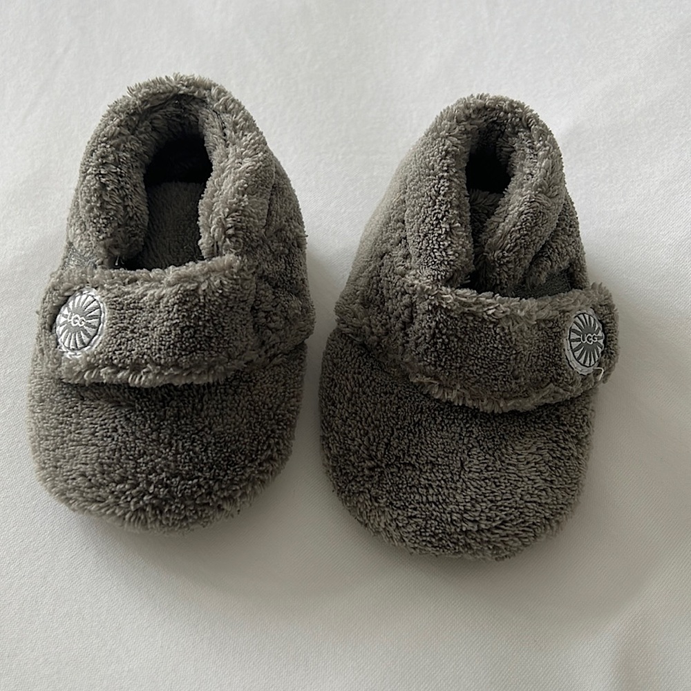 UGG Baby Bixbee shoes size 2/3 color charcoal
